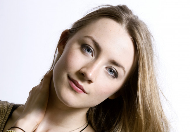 Обои картинки фото девушки, saoirse ronan, рука, наклон, улыбка, лицо, актриса