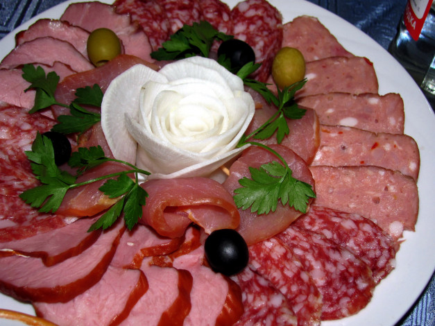 Обои картинки фото еда, колбасные изделия, ассорти, петрушка, маслины, ветчина, колбаса