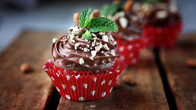 Обои картинки фото еда, пирожные,  кексы,  печенье, капкейки, крем, мята, орехи