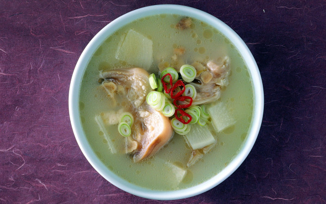 Обои картинки фото еда, первые блюда, лук, суп, мясо, перец