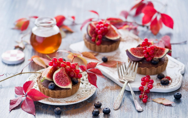 Обои картинки фото еда, пирожные,  кексы,  печенье, смородина, инжир
