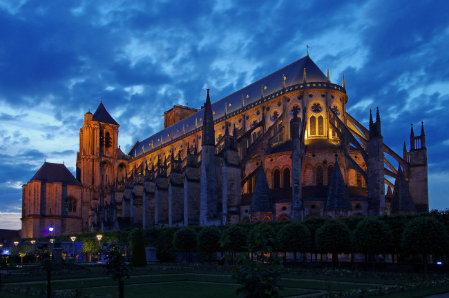 Обои картинки фото города, - католические соборы,  костелы,  аббатства, вечер, огни, деревья, франция, парк, кафедральный, собор, сент-этьен, бурж, шер, облака, небо