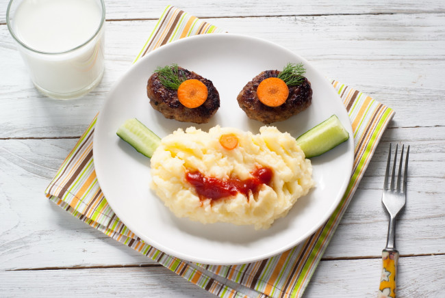Обои картинки фото еда, вторые блюда, котлетки, огурчик, пюре, рожица