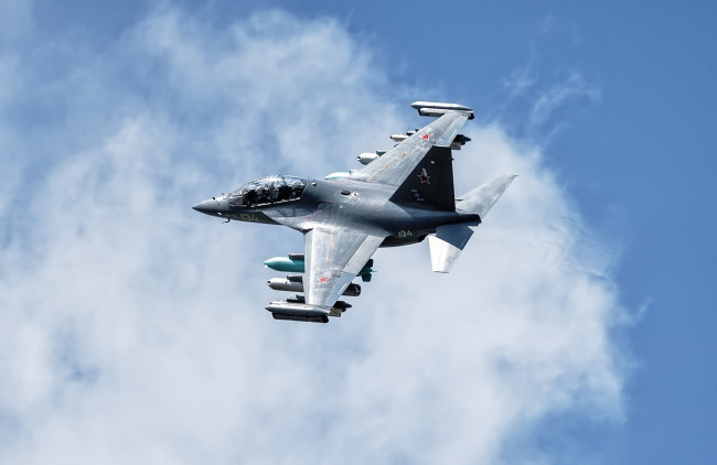 Обои картинки фото yak-130, авиация, боевые самолёты, ввс, россия