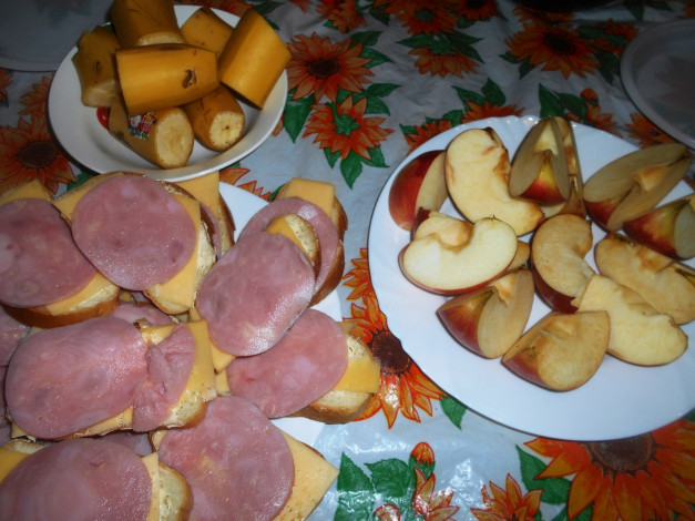 Обои картинки фото еда, бутерброды,  гамбургеры,  канапе, хлеб, сыр, колбаса, яблоки, бананы