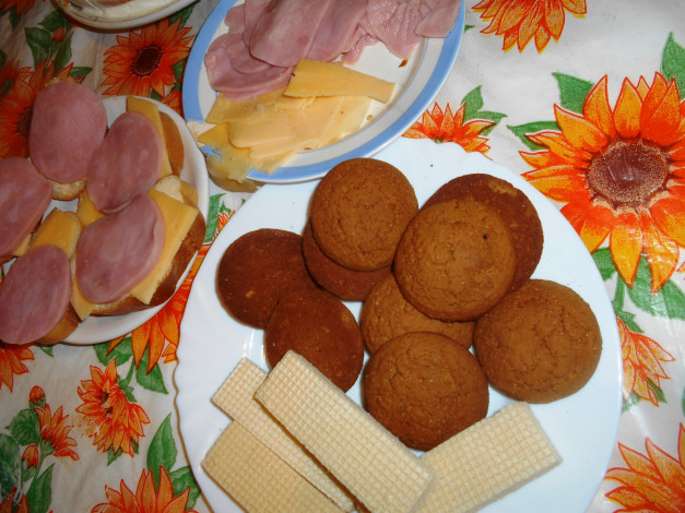 Обои картинки фото еда, пирожные,  кексы,  печенье, печенье, вафли, сыр, колбаса