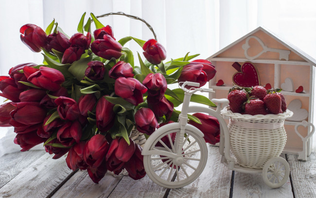 Обои картинки фото еда, клубника,  земляника, тюльпаны