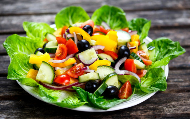 Обои картинки фото еда, салаты,  закуски, маслины, овощи, свежие, салат