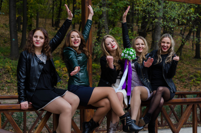 Обои картинки фото девушки, -unsort , группа девушек, парк, подружки, девужки, цветы, букет