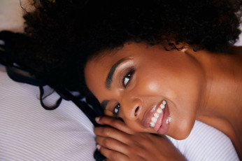 Картинка luna+corazon девушки флирт поза сексуальная секси мулатка лицо портрет девушка взгляд макияж брюнетка темнокожая чернокожая luna corazon