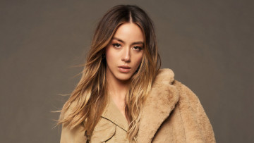 обоя девушки, chloe bennet, актриса, лицо, шуба