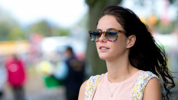 Картинка девушки kaya+scodelario актриса брюнетка лицо очки улица