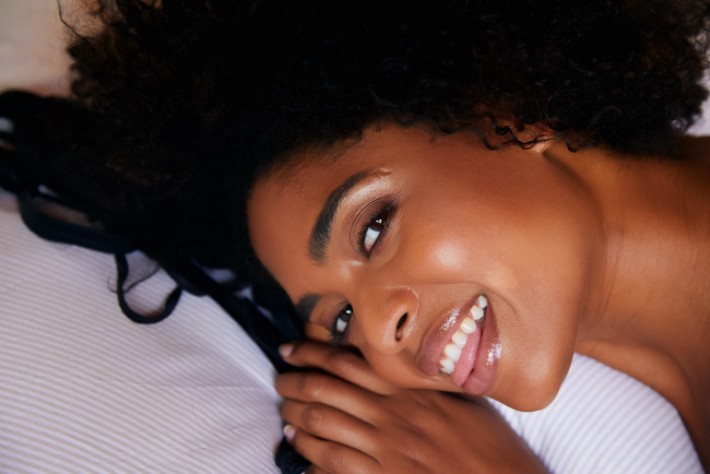 Обои картинки фото luna corazon, девушки, флирт, поза, сексуальная, секси, мулатка, лицо, портрет, девушка, взгляд, макияж, брюнетка, темнокожая, чернокожая, luna, corazon