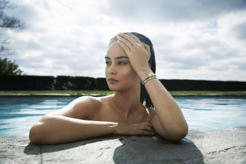 Картинка courtney+eaton девушки брюнетка часы бассейн