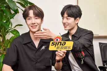 Картинка разное знаменитости ван ибо сяо чжань микрофон интервью