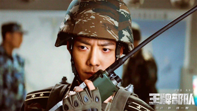 Обои картинки фото кино фильмы, ace troops, гу, ие, форма, каска, рация