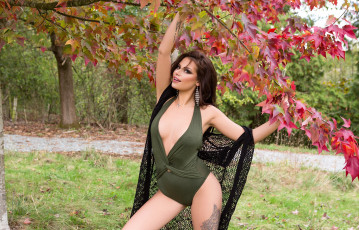 Картинка девушки shelly+lee шатенка купальник накидка парк осень