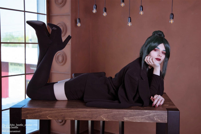 Обои картинки фото девушки, kurumirori, образ, костюм, стол