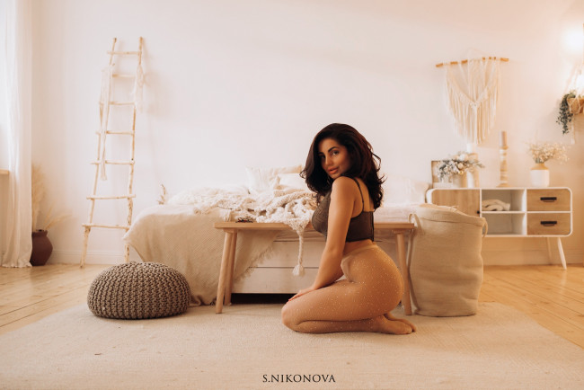Обои картинки фото девушки, светлана никонова, в, помещении, фигуристые, нижнее, белье, бюстгальтер, колготки, ажурные, на, коленях, кровать, спальня, одеяла, смотрит, зрителя, улыбается, женщины, cветлана, никонова