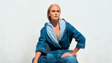 Картинка девушки charlize+theron актриса блондинка куртка джинсы