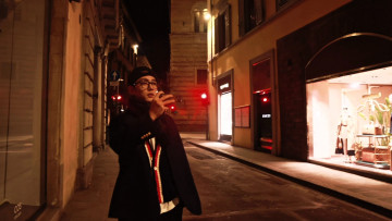 Картинка мужчины xiao+zhan актер очки камера город огни витрины