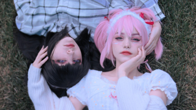 Обои картинки фото девушки, hologana, костюмы, образы, подруги, трава