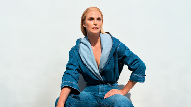 Обои картинки фото девушки, charlize theron, актриса, блондинка, куртка, джинсы