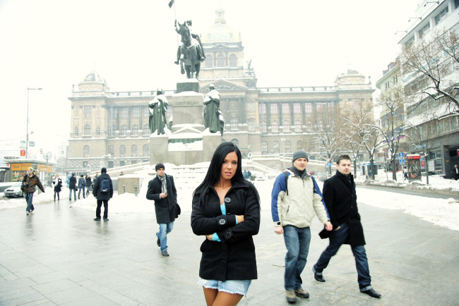 Обои картинки фото девушки, ashley bulgari, брюнетка, пальто, люди, город, памятник, снег