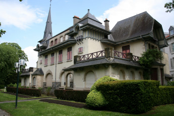 Картинка города здания дома дом кусты фонарь