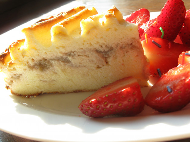 Обои картинки фото автор, varvarra, еда, пирожные, кексы, печенье, пирожное, клубника, тарелка