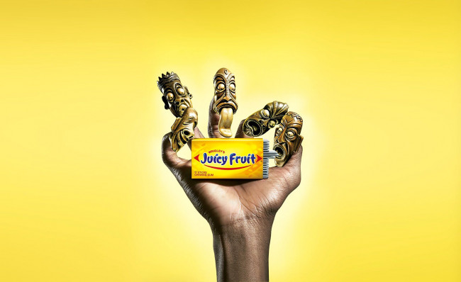 Обои картинки фото бренды, wrigley`s, жевательная, резинка, маски, рука