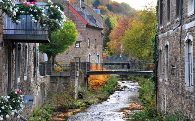 Обои картинки фото города, улицы, площади, набережные, дома, цветы, река, мостик