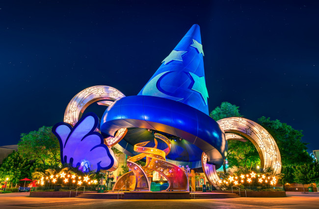 Обои картинки фото диснейленд, города, микки, шляпа