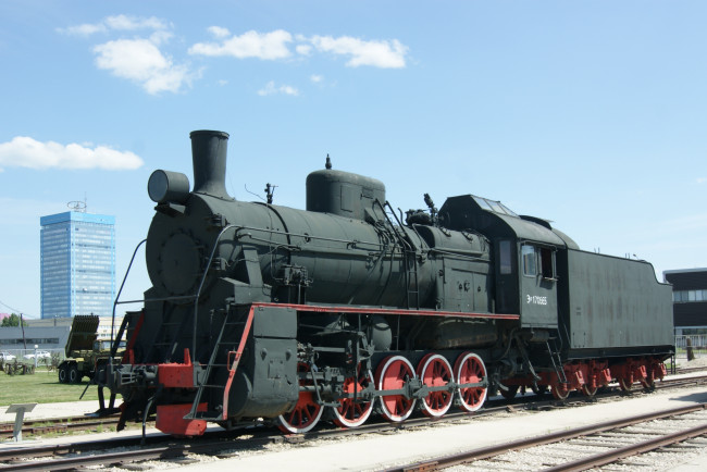 Обои картинки фото техника, паровозы, железнодорожные, пути, паровоз, заводоуправление, ваза, небо, облака