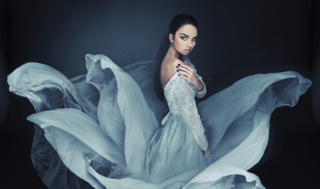 Обои картинки фото девушки, -unsort , брюнетки,  шатенки, платье, волосы, взгляд, фон, рука, голубое, голубые, глаза, модель, макияж, девушка