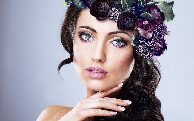 Обои картинки фото девушки, -unsort , лица,  портреты, макияж, девушка, взгляд, модель, фон, плечи, локоны, волосы, цветы, венок