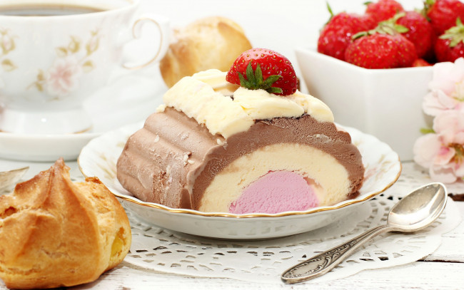 Обои картинки фото еда, мороженое,  десерты, клубничное, шоколадное, клубника