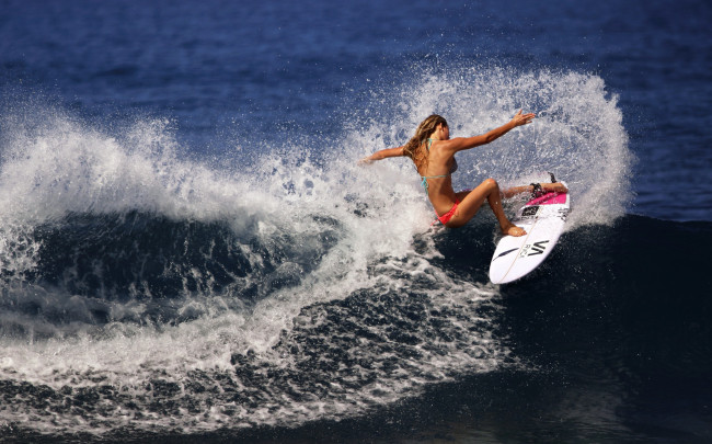 Обои картинки фото спорт, серфинг, доска, волна, поза, девушка