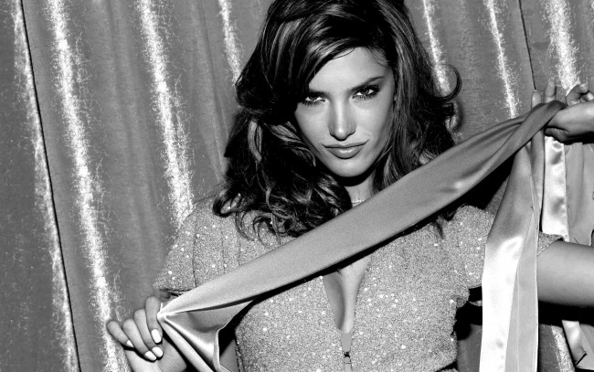 Обои картинки фото девушки, alessandra ambrosio, черно-белая, улыбка, модель, алессандра, амброзио, шарф, шторы