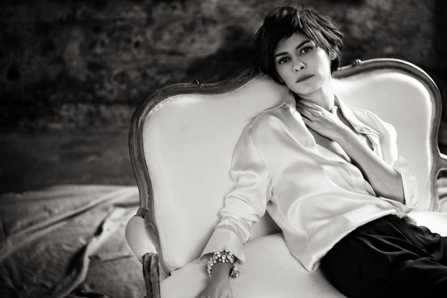Обои картинки фото девушки, audrey tautou, одри, тату, актриса, черно-белая, блузка, кресло, браслет