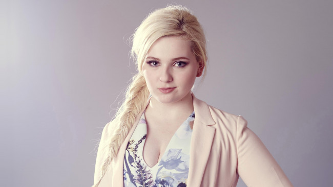 Обои картинки фото девушки, -unsort , блондинки,  светловолосые, декольте, жакет, коса, блондинка, abigail, breslin