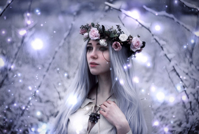 Обои картинки фото девушки, - креатив,  косплей, astasia, dream, венок, костюм, медальон