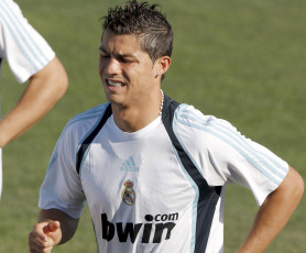 обоя мужчины, cristiano ronaldo, футболист, спортсмен, футболка, поле