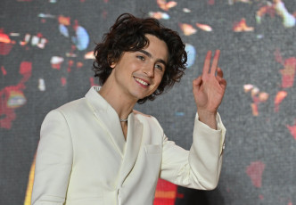 Картинка мужчины timothee+chalamet актер пиджак жест