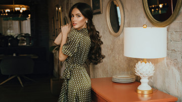 Картинка девушки -+брюнетки +шатенки руки в волосах зеленое платье брюнетка длинныe вoлoсы