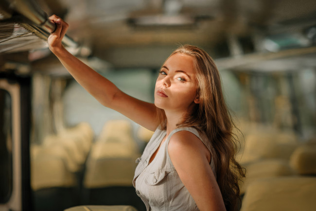 Обои картинки фото девушки, - блондинки,  светловолосые, девушка, белоe, платье, автобус