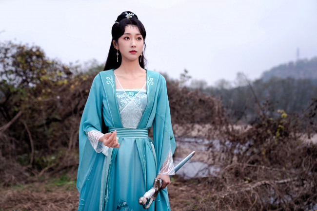 Обои картинки фото кино фильмы, divine destiny, девушка, меч, кусты