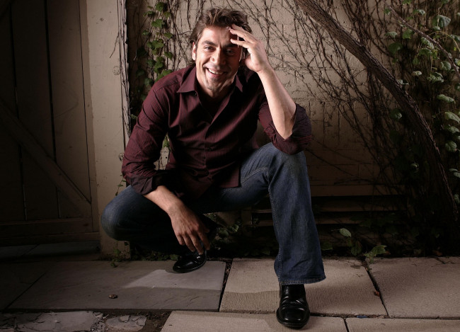 Обои картинки фото мужчины, javier bardem, актер, рубашка, двор