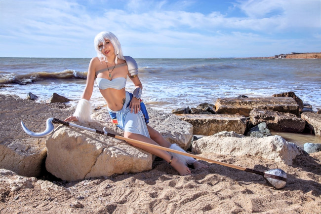 Обои картинки фото девушки, ольга кожевникова , lady bell, образ, косплей, наряд, костюм, копье, море, камни