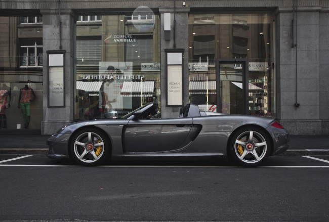 Обои картинки фото porsche, carrera, gt, автомобили, серебристый, витрина, улица